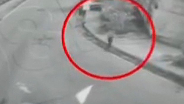 Bağcılar'da iş yerine silahla ateş açıp motosikletle kaçan 2 şüpheli tutuklandı