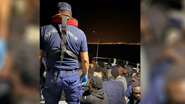 Kuşadası açıklarında lastik botta 29 kaçak göçmen yakalandı