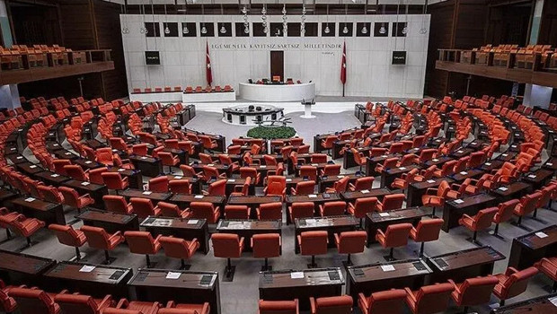 Özgür Özel, Veli Ağbaba ve Sera Kadıgil'e ait dokunulmazlık dosyaları TBMM'ye sevk edildi haber görseli