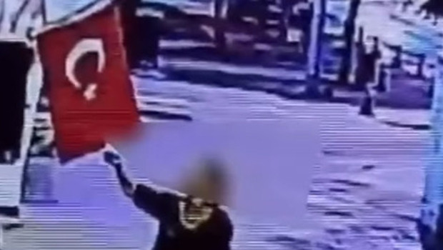 Muğla’da iş yerinin önündeki Türk bayrağını çakmakla yakan kadın şüpheli aranıyor haber görseli