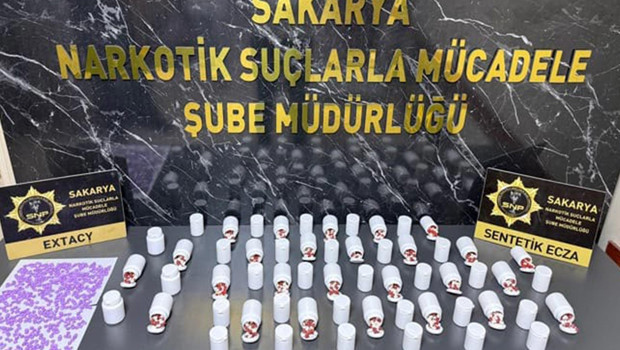 Kuzey Marmara Otoyolu'nda durdurulan araçta 3 bin 147 sentetik ecza ele geçirildi