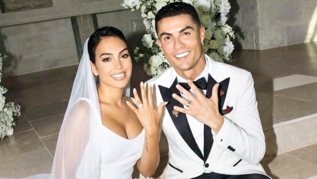 Ronaldo sonunda evlendi haber görseli