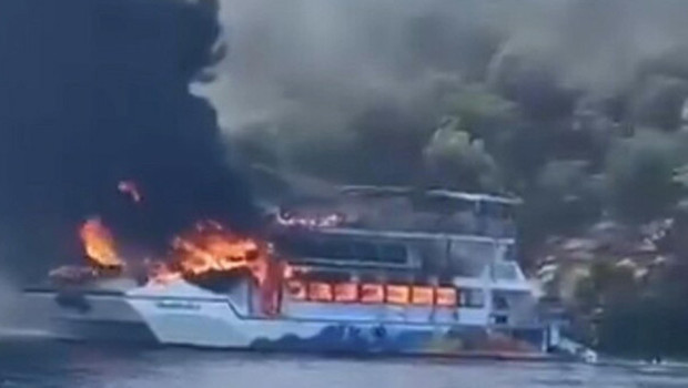 Fethiye'de gezi teknesi alev aldı: 115 yolcu suya atladı haber görseli