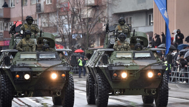 NATO'dan Kosova kararı: Arnavutlar ile Sırpların bölgelerini ayıran köprüde geri çekilme başladı haber görseli