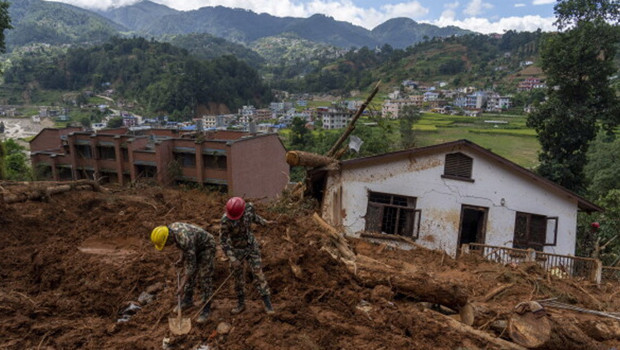 Nepal'de toprak kayması: 7 ölü, 5 kayıp haber görseli