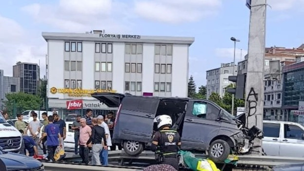 Küçükçekmece'de hafif ticari araç direğe çarptı; 13 çocuk yaralandı
