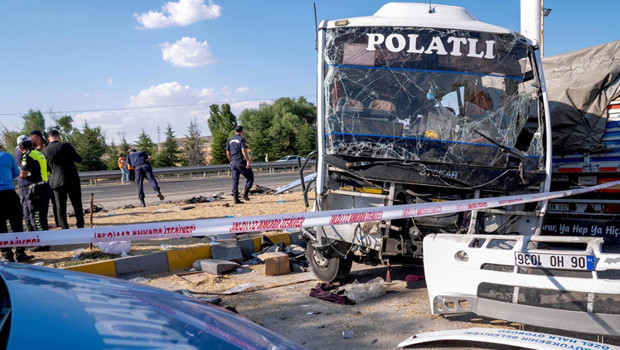 Ankara'da otobüs ile kamyon çarpıştı. 2 ölü, 25 yaralı