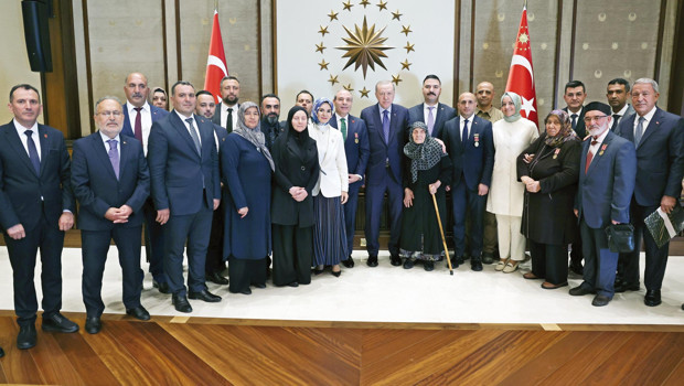Şehit aileleriyle kucaklaşma haber görseli