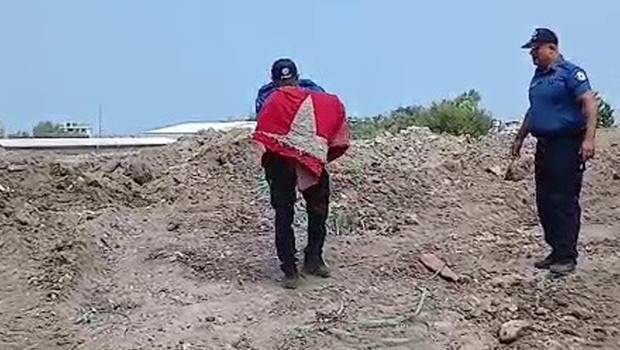 Hatay'da enkazdan aldığı Türk bayrağını öpüp başına koyan polis takdir topladı haber görseli
