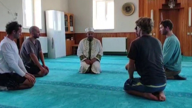 Sivas'ta köylülerin misafirperverliğinden etkilenen 5 Yeni Zelandalı turist Müslüman oldu haber görseli