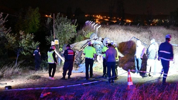 Kırıkkale’de aydınlatma direğine çarpan otomobil takla attı: 1 ölü, 2 yaralı haber görseli