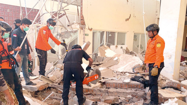 Endonezya 7.7 ile sarsıldı: En az 47 ölü