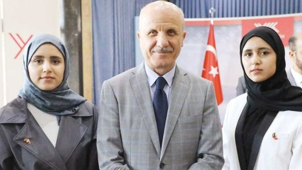 Türkiye’de mühendislik okuyan Yemenli ikizler ilk ikide mezun haber görseli