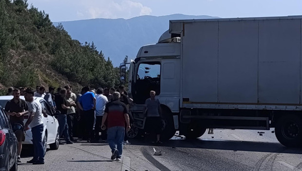 Bursa'da kamyon otomobile arkadan çarptı: 1 ölü, 2 yaralı haber görseli