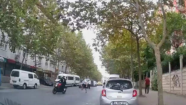 Esenyurt'ta işe giden genç kıza motosikletli kapkaç şoku: 100 bin liralık telefonu böyle çaldılar haber görseli