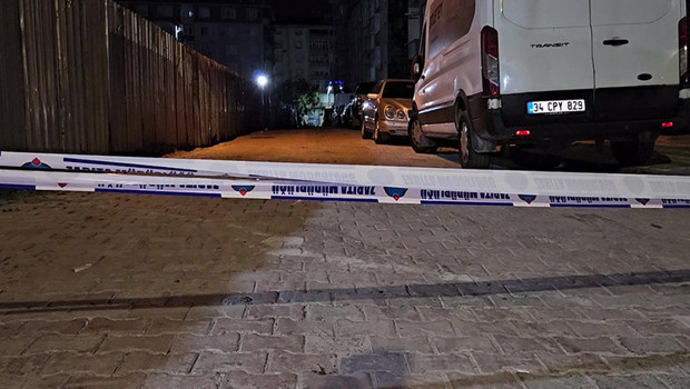İstanbul'da inşaat alanında toprak kaydı, yolda çatlak oluştu haber görseli