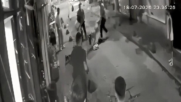 Beyoğlu'nda köpeklerin kavgasında kan aktı: Pitbullun sahibi bıçaklandı, terrierin sahibi tutuklandı