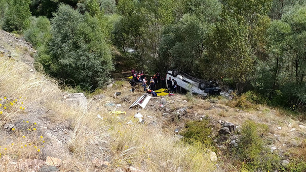 Sivas'ta minibüs uçuruma yuvarlandı: 4 ölü, 10 yaralı var
