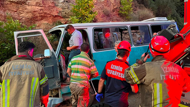 İzmir’de tarım işçilerini taşıyan minibüs kaza yaptı: 1 ölü, 8 yaralı