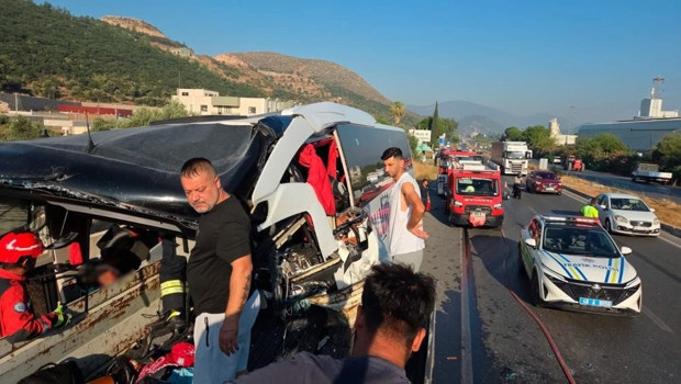 Muğla'da tur otobüsü, TIR'a çarptı: 4 ölü, 15 yaralı haber görseli