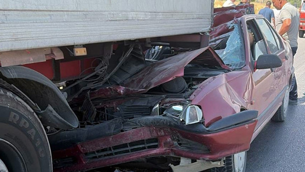 Afyonkarahisar’da feci kaza: TIR’a arkadan çarpan otomobilin sürücüsü hayatını kaybetti