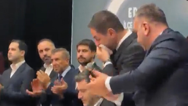 Kongrede duygu dolu anlar: MHP'li vekil, gözyaşlarına hakim olamadı haber görseli