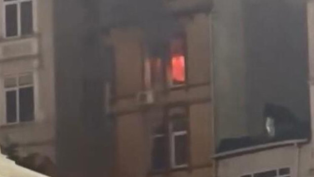 Beyoğlu'nda ressamın evini yakan havai fişek olayı kamerada! 4 şüpheli serbest bırakıldı