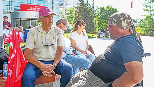 39’uncu günde Aile Bakanlığı önündeler