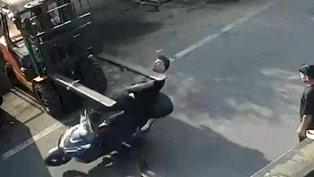Fark etmedi, ölümden döndü: Forklifte çarpan motosikletli genç kamerada