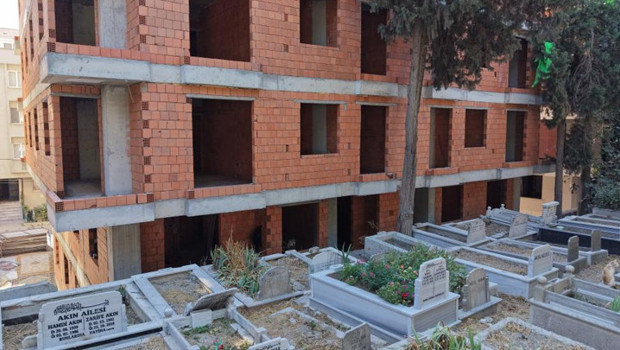 İstanbul'da mezarlık manzaralı sıfır daireler! 'Akıllara durgunluk verecek bir bina, ilk gördüğümde şoka girdim'