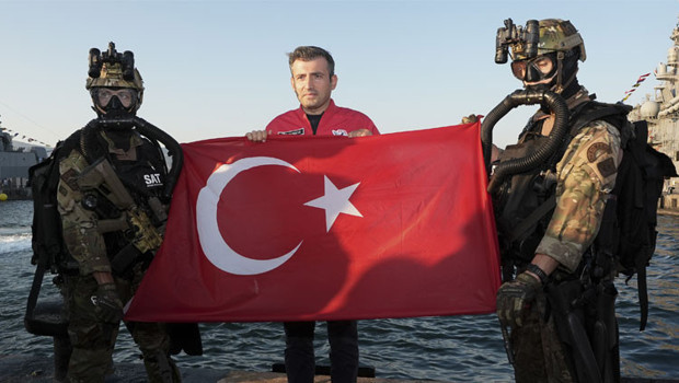 Selçuk Bayraktar, SAT ve SAS komandolarıyla bir araya geldi haber görseli