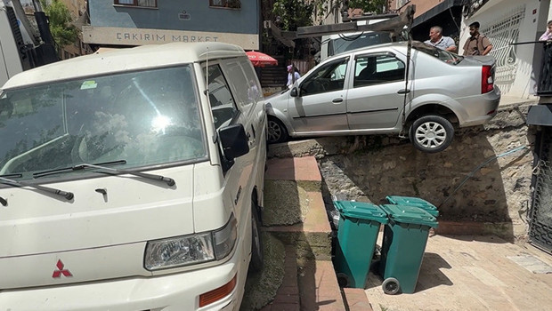 Beyoğlu'nda yokuştan kayan kargo aracının çarptığı otomobil askıda kaldı haber görseli