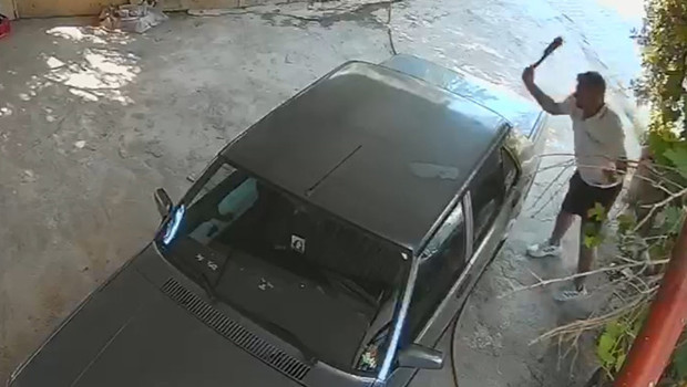 Mersin'de eski sevgilisinin otomobilini satırla parçaladı: KADES ihbarıyla yakalandı haber görseli