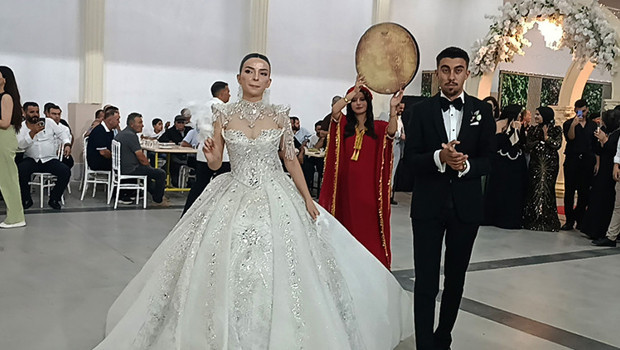 Gaziantep'teki düğünde damada altın yerine araç lastiği hediye edildi haber görseli
