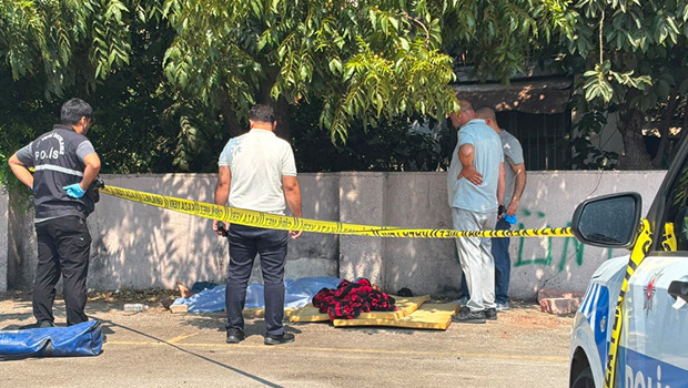 Antalya'da pazar yerinde yarı çıplak ceset bulundu: Kimliği parmak izinden tespit edildi haber görseli