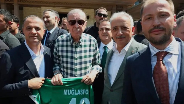 Cumhurbaşkanı Erdoğan'a Marmaris'te 48 numaralı Muğlaspor forması takdim edildi haber görseli