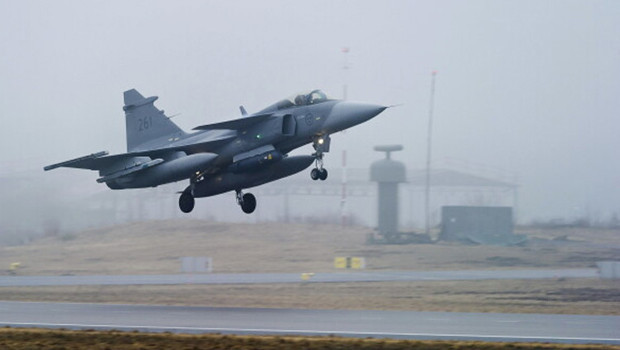 Macaristan'a ait savaş uçağı yere çakıldı: Pilot son anda kurtuldu haber görseli