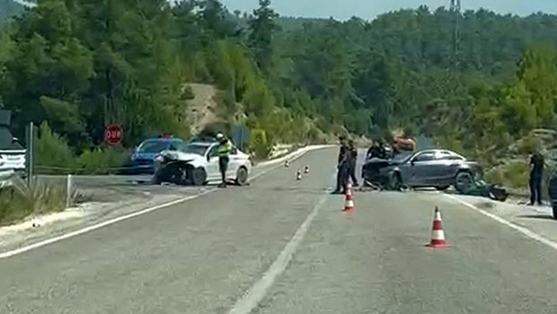 Manavgat'ta iki otomobil çarpıştı: Hastaneye kaldırılan Fevzi Canbulut kurtarılamadı
