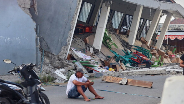 Endonezya'da 7.7'lik depremin bilançosu ağırlaştı: Hayatını kaybedenlerin sayısı 100'e yükseldi haber görseli