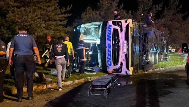 Yolcu otobüsü ile yakıt tankeri çarpıştı: 35 yaralı