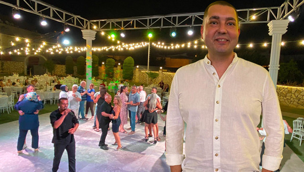 Aydın'da görülmemiş düğün: Nikaha bir gün kala ayrıldı, salon yanmasın diye 'gelinsiz' düğün yaptı haber görseli