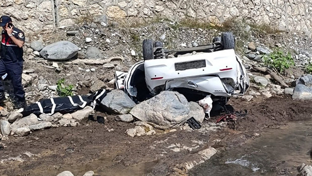 Adana’da kontrolden çıkan otomobil dereye uçtu: 2 can kaybı, 1 yaralı haber görseli