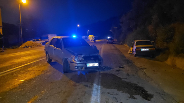 Adana’da 2 otomobil çarpıştı; 4 yaralı haber görseli