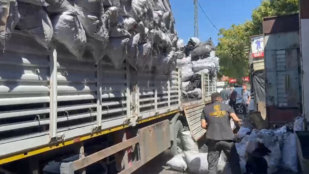 Kömür yüklü TIR’da yapılan aramada 1 buçuk kilo esrar ele geçirildi! 2 gözaltı