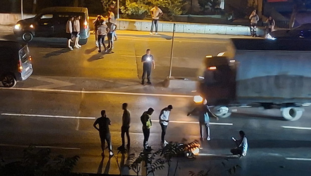 Büyükçekmece’de D-100'de feci kaza: Yolun karşısına geçmeye çalışırken 2 aracın çarptığı kadın öldü