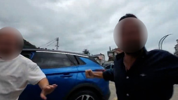 Öfkeyle kalkıp zararla oturdular: Otomobilden inip bisikletliye saldıranlara ders gibi ceza haber görseli
