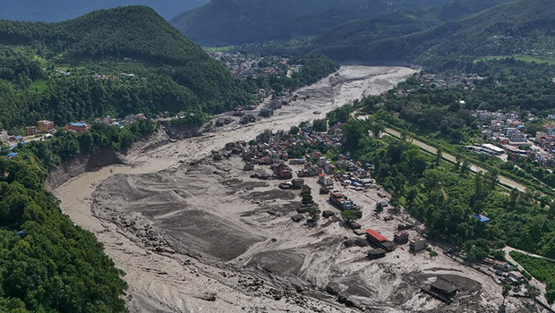 Nepal'deki felaketin sırrı çözüldü! Sel evleri yuttu: Bilanço ağırlaşıyor