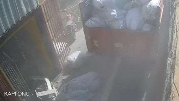 Gaziosmanpaşa'da yük asansörü 4'üncü kattan düştü: 1 ağır yaralı, o anlar kamerada haber görseli