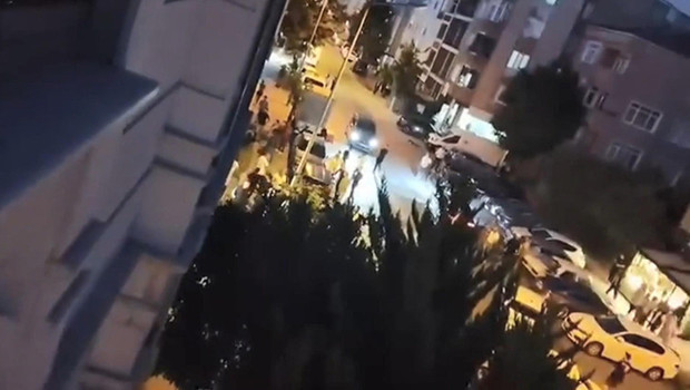 Bayrampaşa'da kafeye otomobilden silahlı saldırı: 3 müşteri yaralandı haber görseli