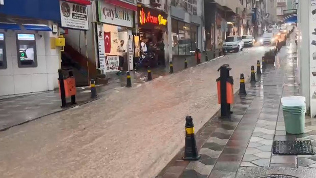 Sağanak sonrası yollar göle döndü: Kanalizasyon hatları taştı haber görseli